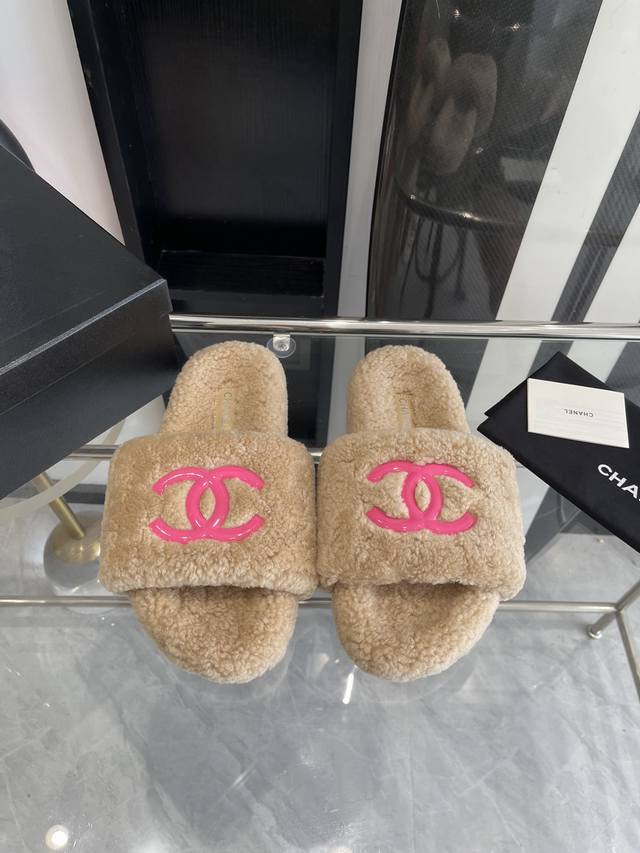 Chanel 官网同步新款毛拖 秋冬宝藏时髦单品 毛毛很厚实 软软的舒舒服服 而且很百搭 重点是保暖功力一级棒 鞋面进口羊毛羔 橡胶大底耐磨防滑 码数35-41